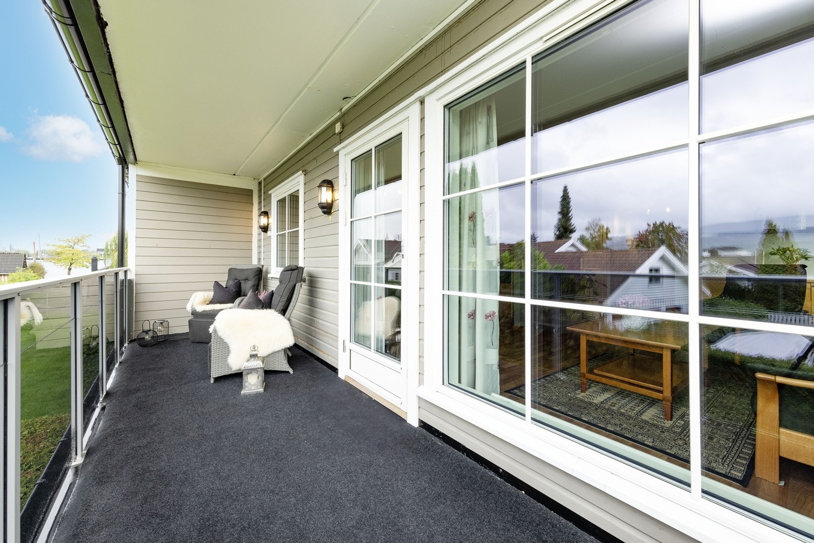 Med utgang fra stue har man en overbygd balkong - perfekt for morgenkaffen eller sene sommerkvelder. Galleribilde