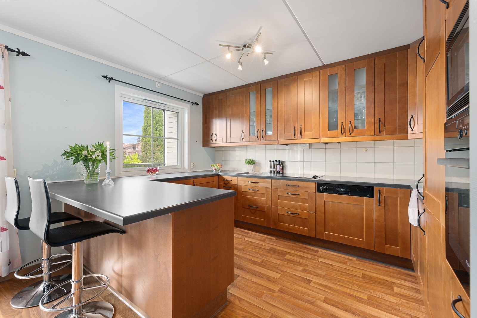 Kjøkkenet har en innredning med profilerte fronter fra IKEA og benkeplate i laminat. Galleribilde