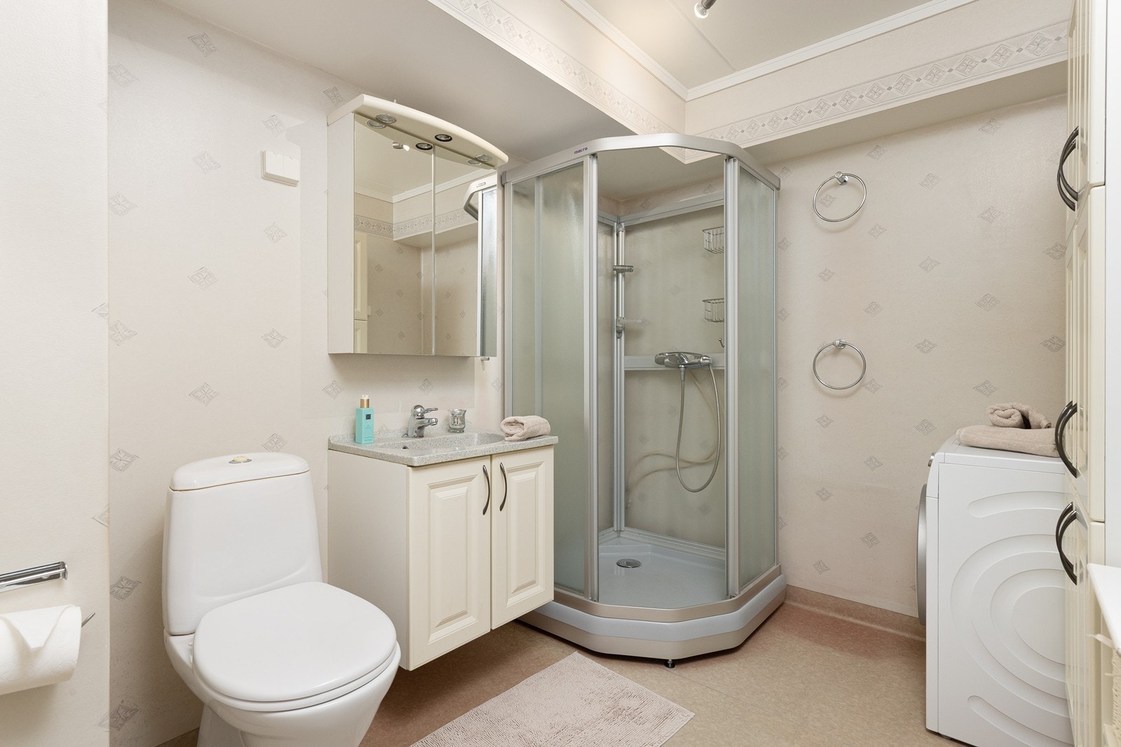 Badet er utstyrt med elektriske varmekabler for god komfort, og har servant med innredning, toalett, dusjkabinett og opplegg for vaskemaskin. Galleribilde