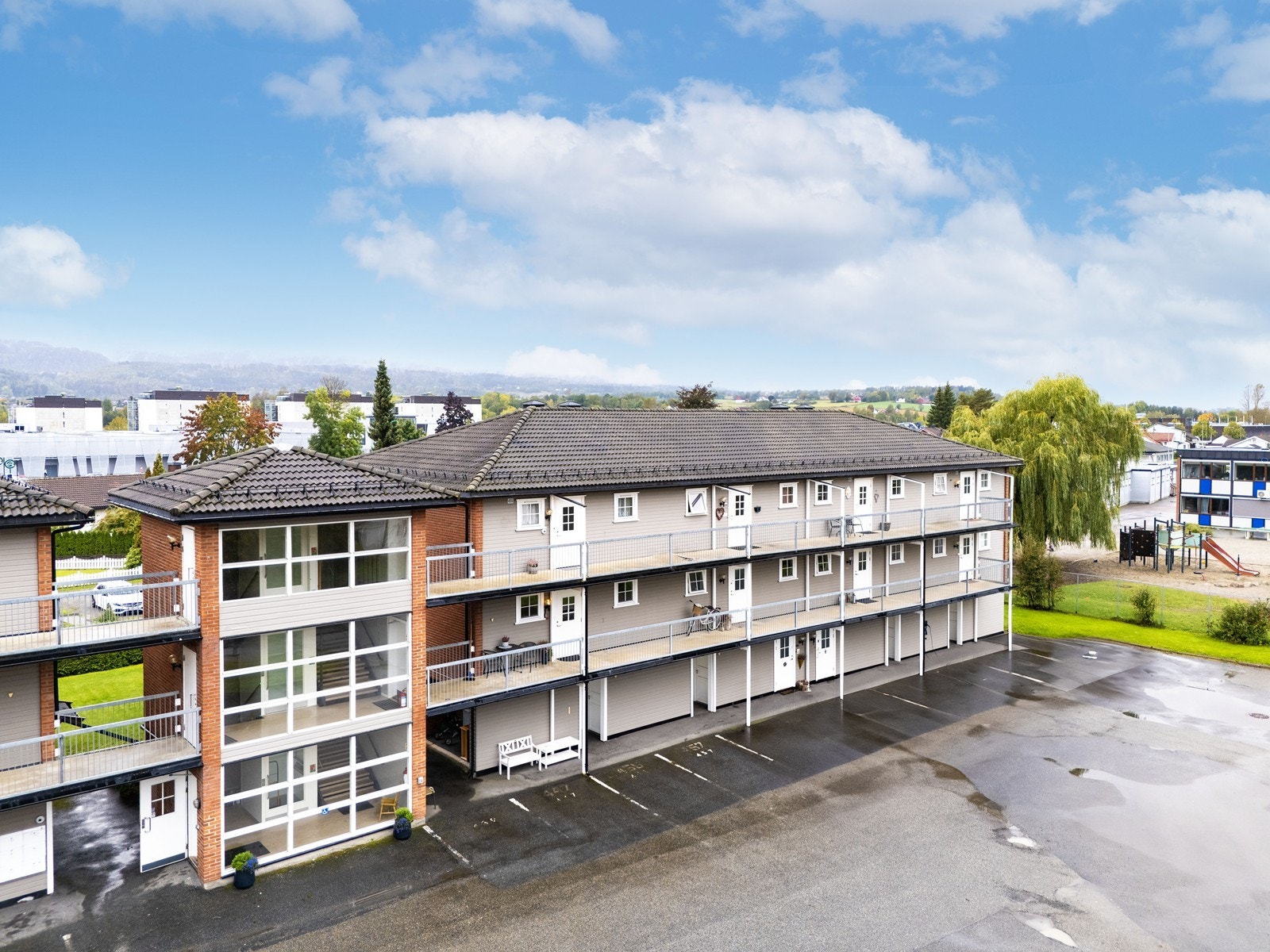 I tillegg disponeres en bod på ca. 5 m² i 1. etasje, samt biloppstillingsplass på felles parkeringsområde. Galleribilde