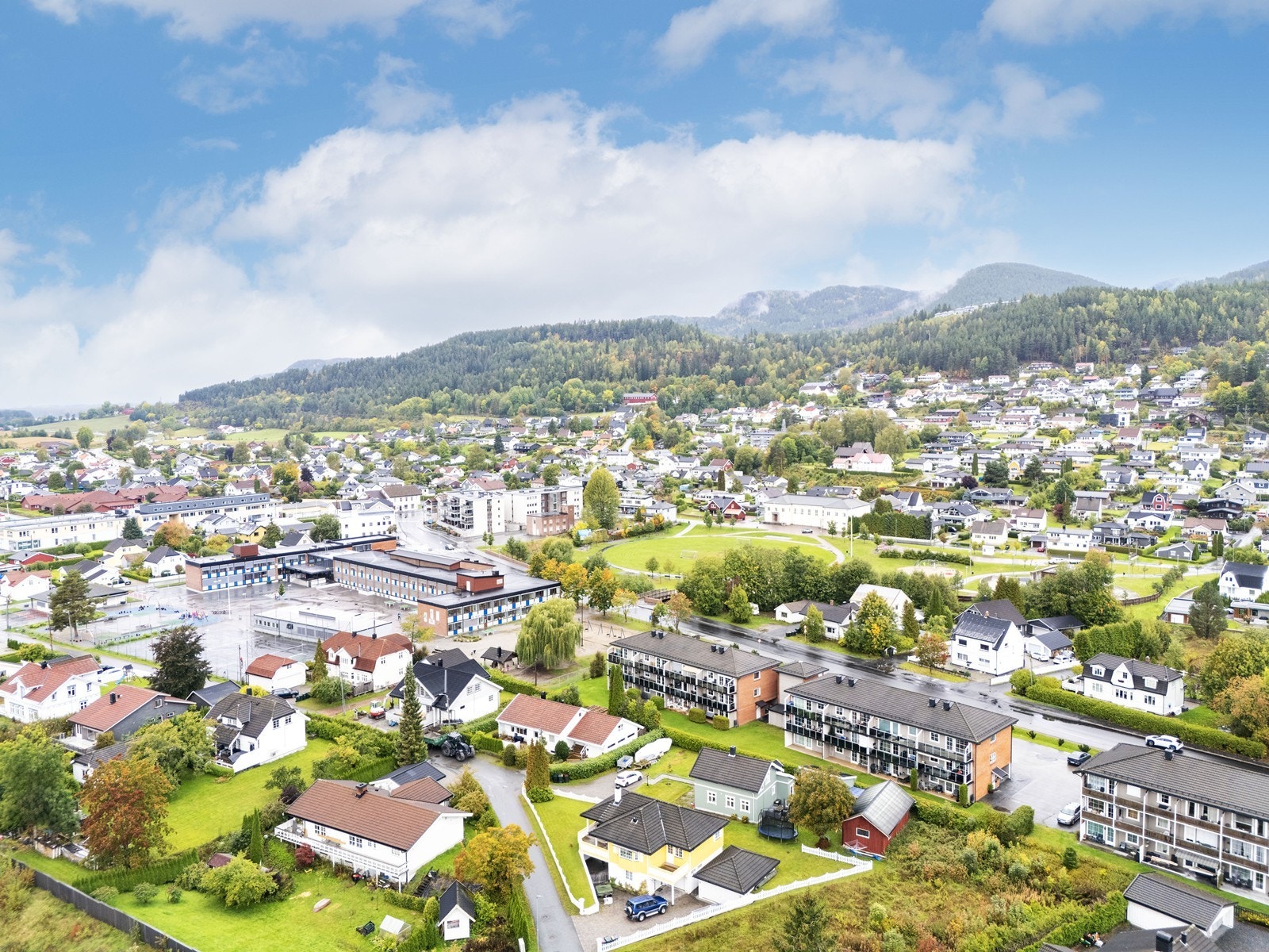 Leiligheten har en attraktiv beliggenhet midt i Krokstadelva, med gangavstand til dagligvare, Buskerud Storsenter, idrettshall, skoler, barnehager og offentlig transport. Galleribilde