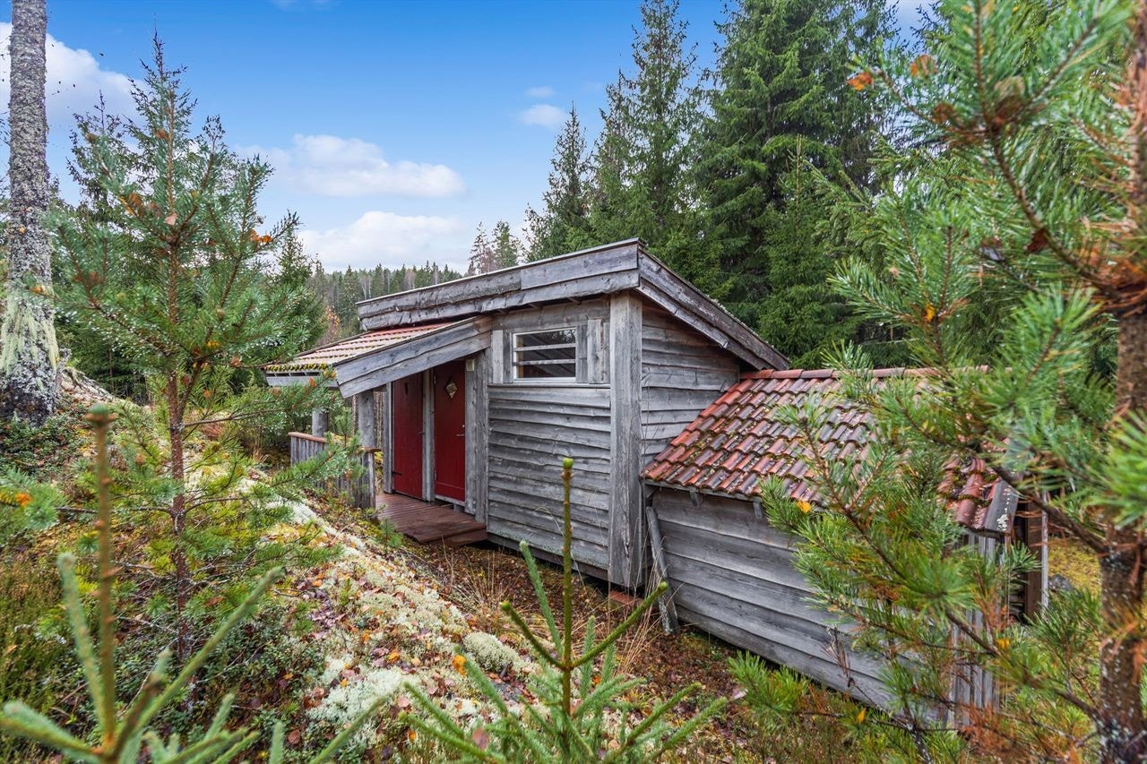 I bakkant av carporten finner man både bod og utedo. Galleribilde
