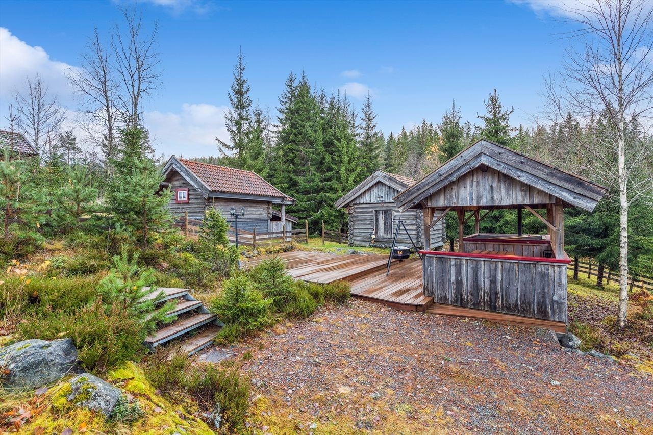 På tunet finnes en stor platting med en overbygget, vedfyrt stamp. Galleribilde