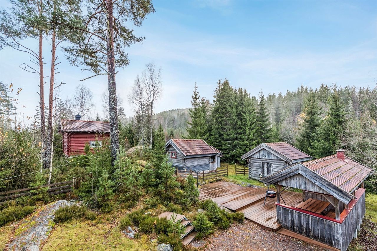 En stor og innholdsrik hytteeiendom med en usjenert beliggenhet i Leirsjøskogen. Galleribilde