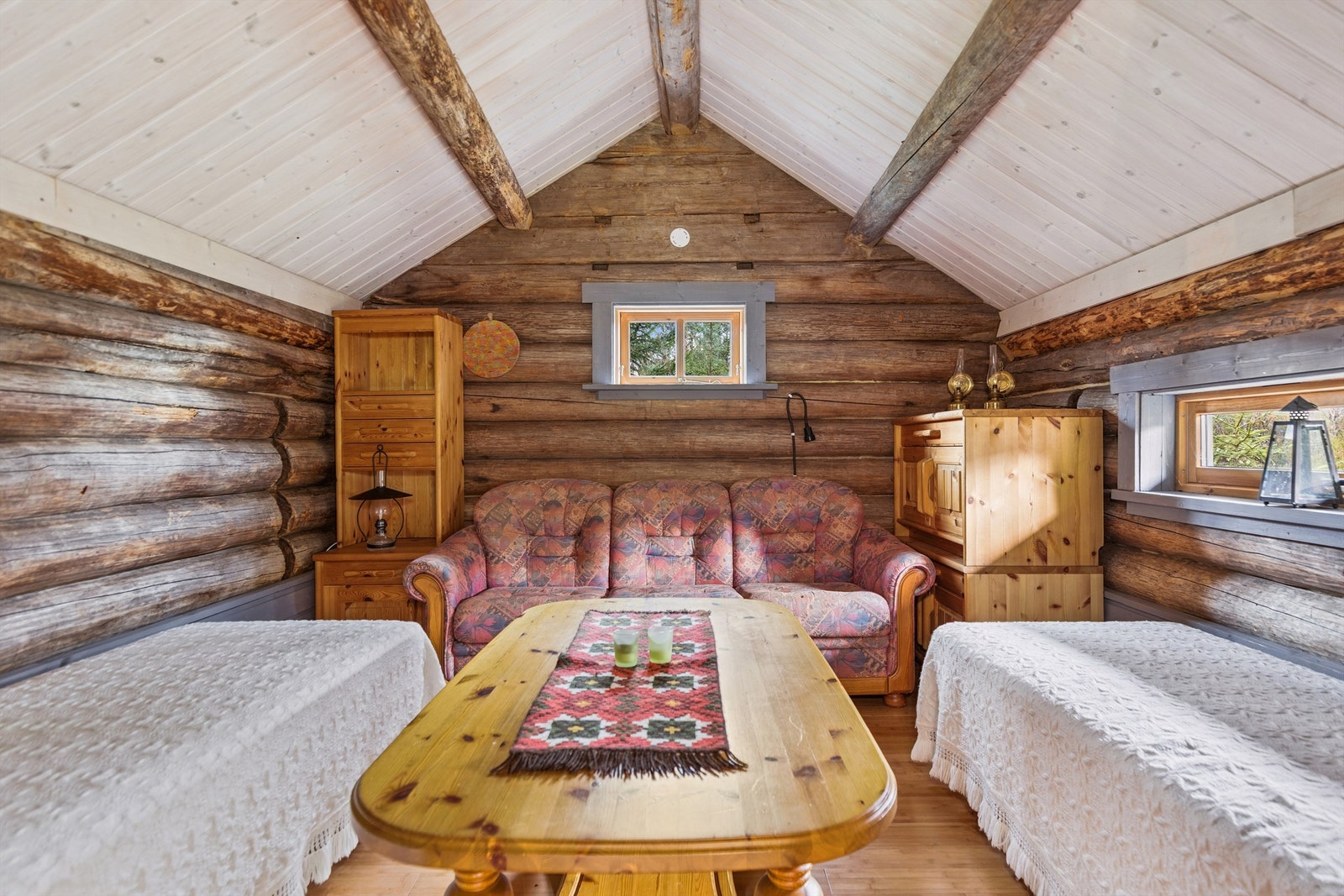 Stabburet som er plassert ved carporten byr på tradisjonell laftet stil og sengeplasser. Galleribilde