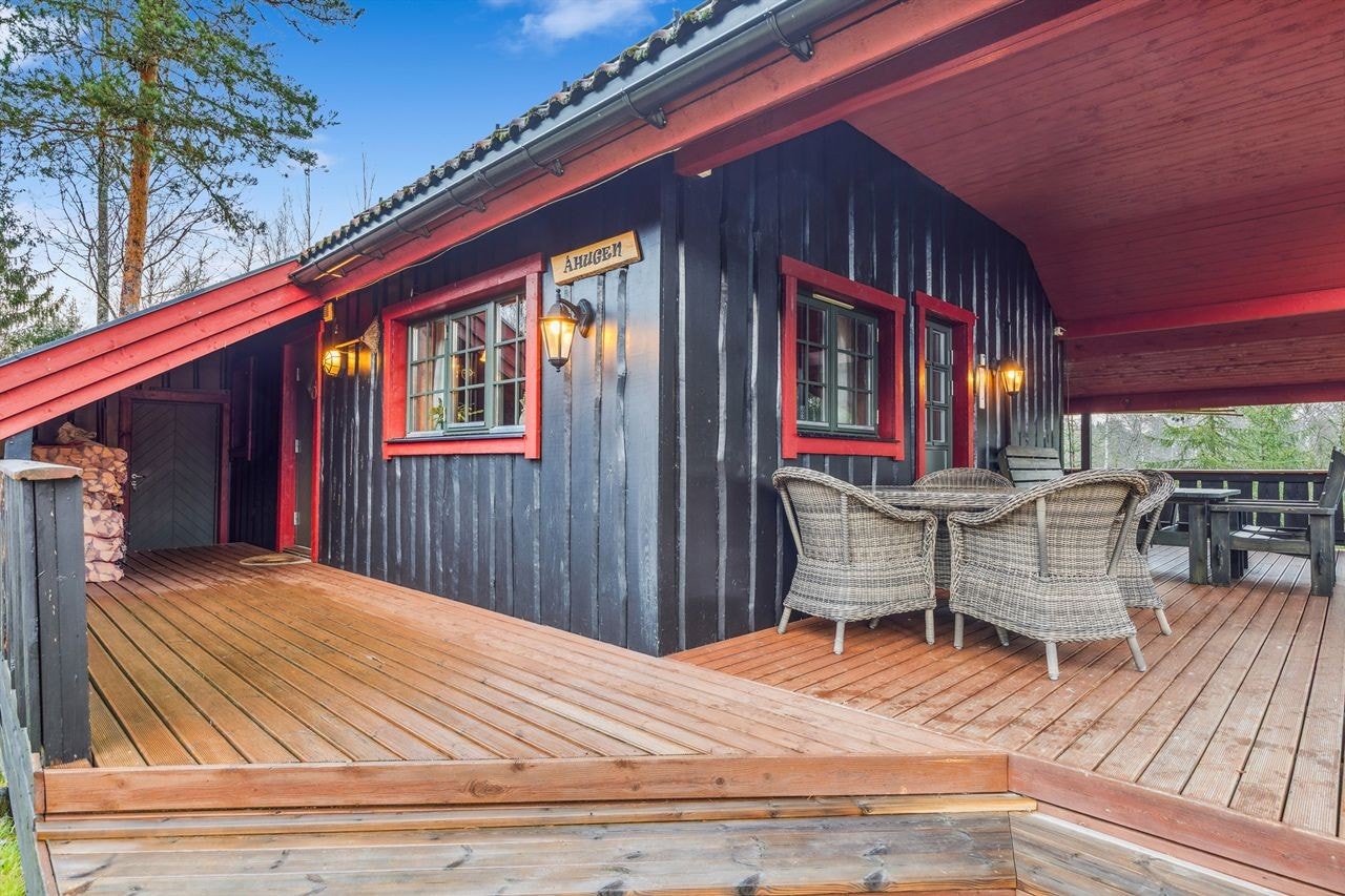 Hovedhytta har en romslig og delvis overbygget terrasse. Galleribilde