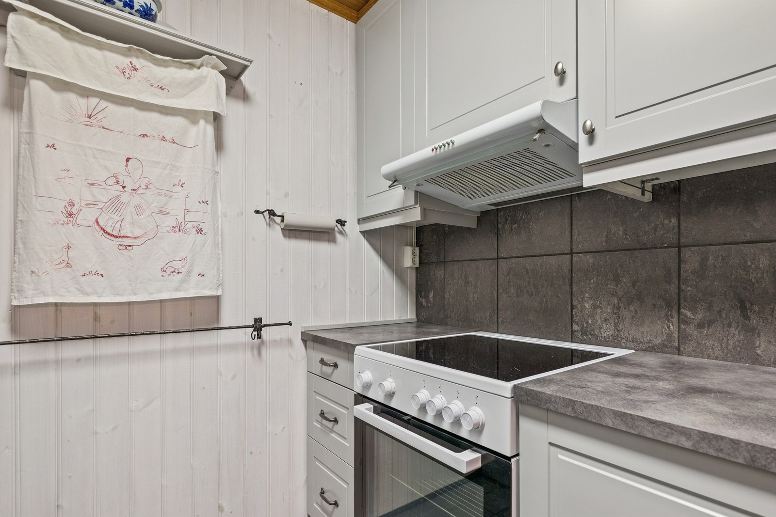 Hovedhytta fra 2006 har god standard med innlagt strøm, vann og avløp. Galleribilde