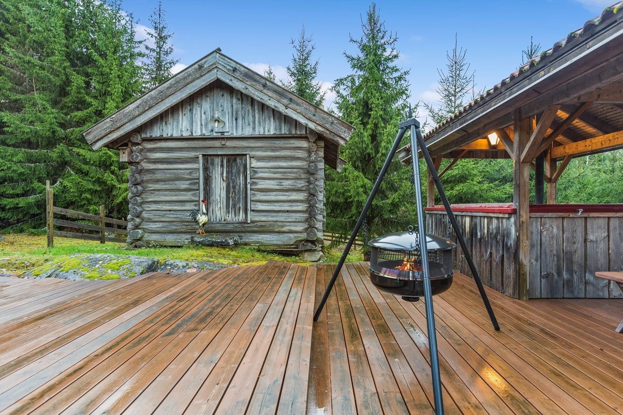 Her er det god plass for sosialt samvær rundt bålpannen. Stabburet i bakkant har infrarød badstue. Galleribilde