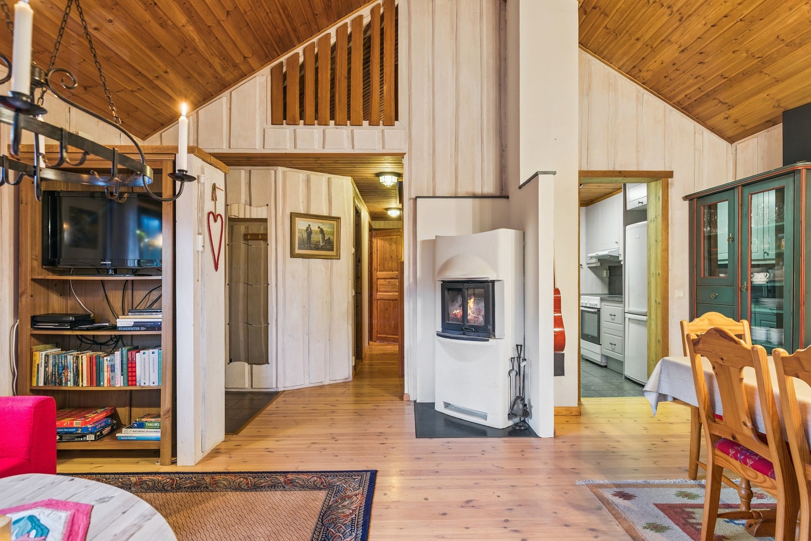 En sentralt plassert peisovn gir varme og en lun atmosfære i hovedhytta. Galleribilde