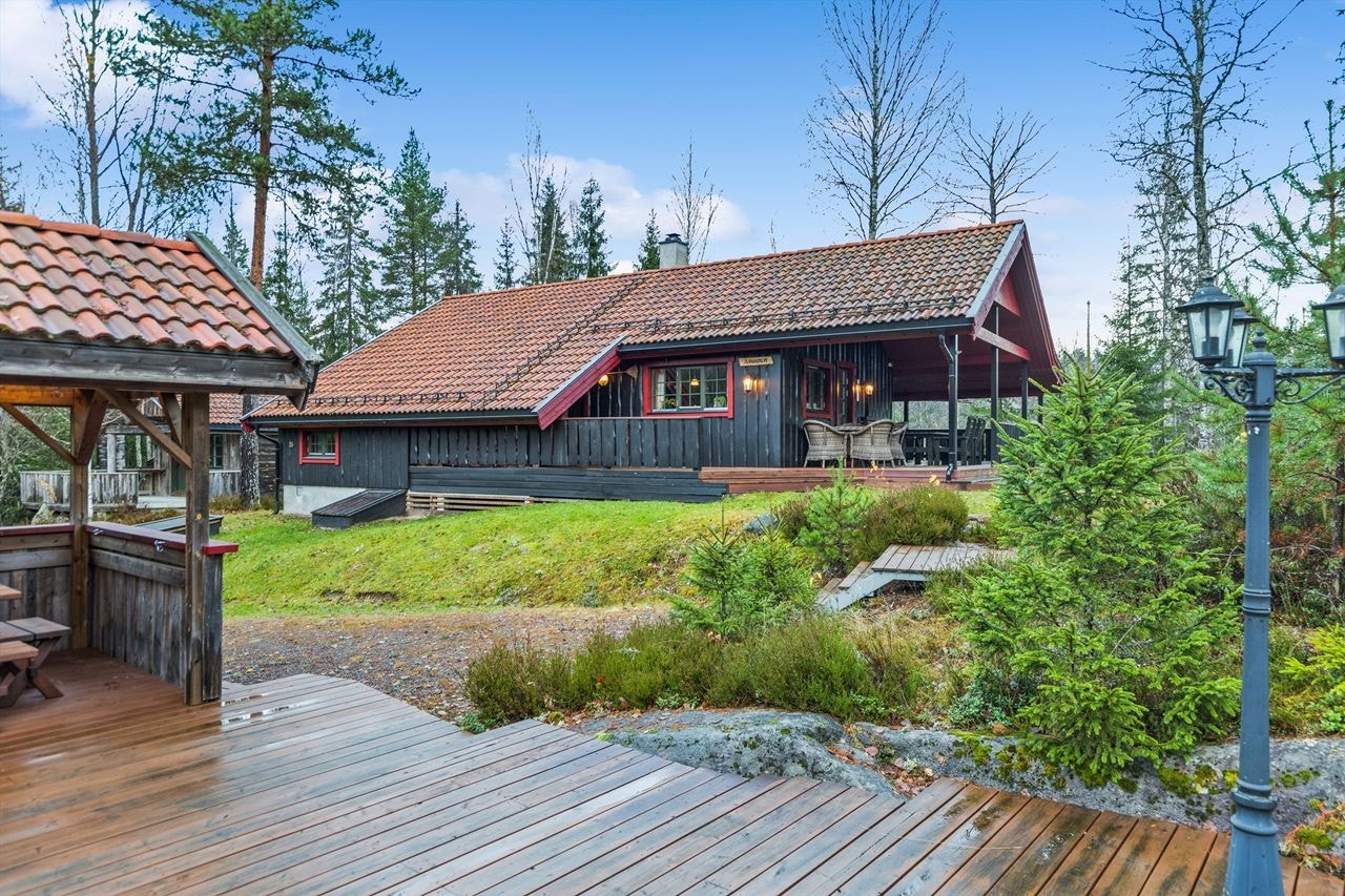 Tunet består av en hovedhytte, flere anneks og stabbur, som gir rikelig med plass for storfamilien. Galleribilde