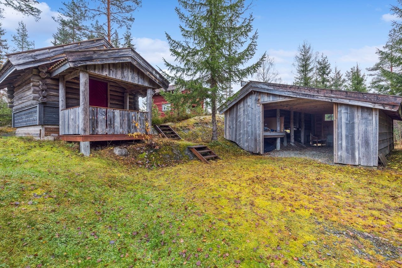 Praktisk carport med tilhørende bod, samt et av eiendommens stabbur. Galleribilde