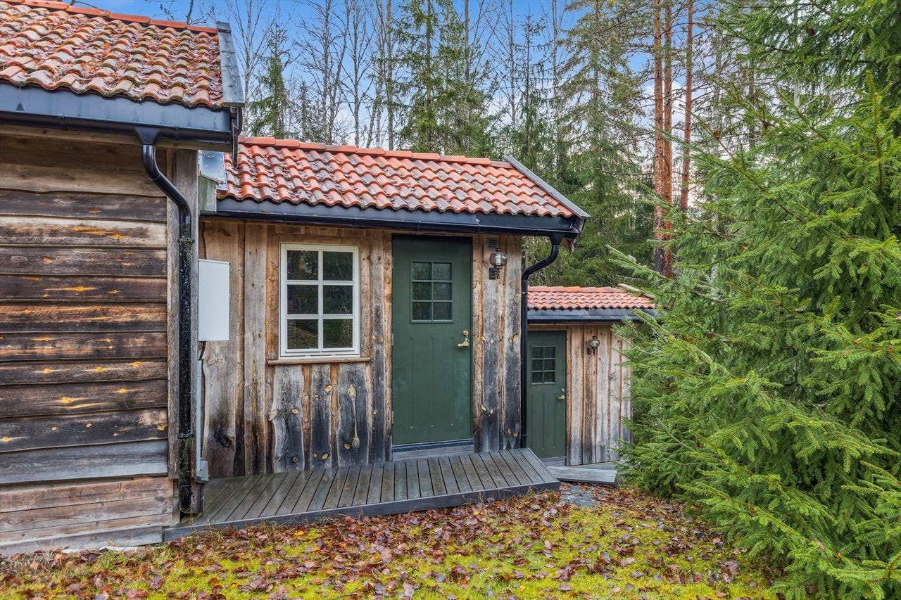 Tradisjonell byggestil preger bygningsmassen på eiendommen. Her er anneksene koblet sammen med en bod for oppbevaring. Galleribilde