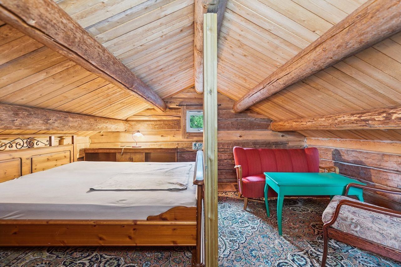 Hemsen i det røde stabburet gir ytterligere soveplasser. Galleribilde