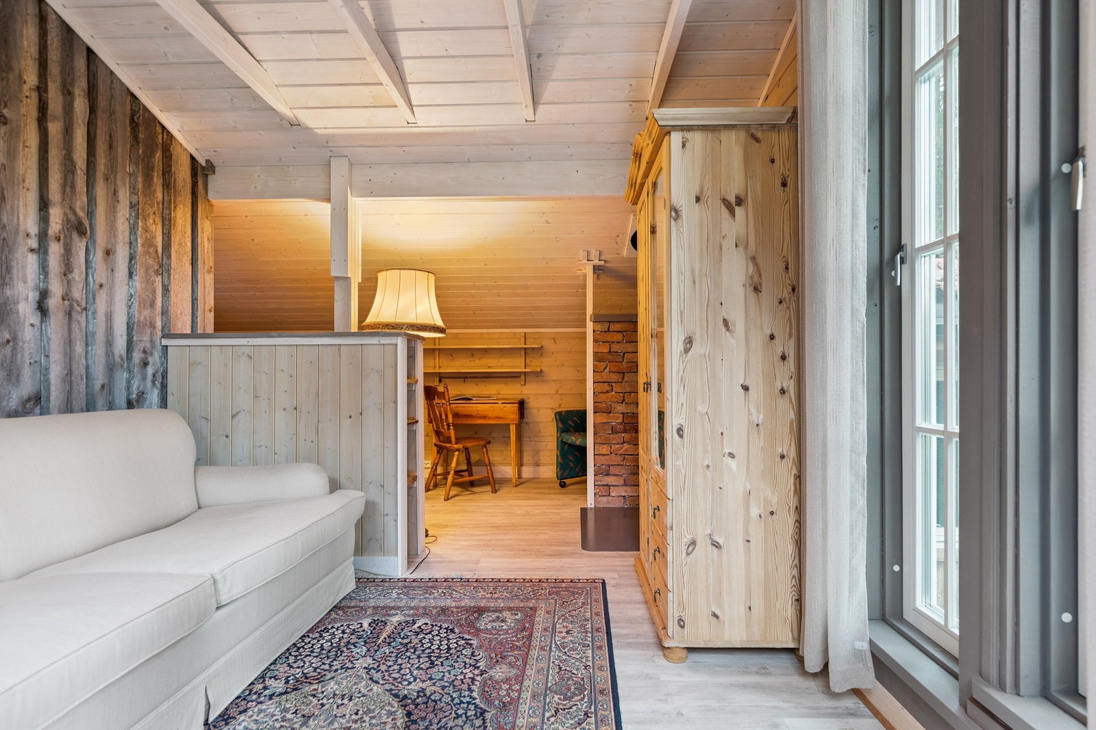 Eiendommen har flere anneks som er innredet for overnatting. Dette er bygget i vinkel og har både stuekrok og overnattingsmulighet. Galleribilde