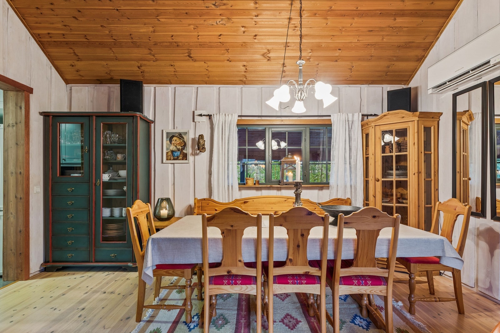 Spisestuen har plass til langbord for felles måltider. Galleribilde