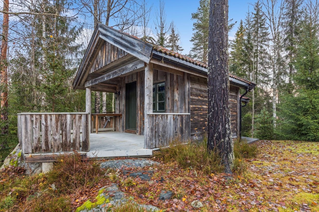 Et av de frittstående anneksene med egen overbygget inngang, dette er koblet sammen med et annet anneks for overnatting. Galleribilde