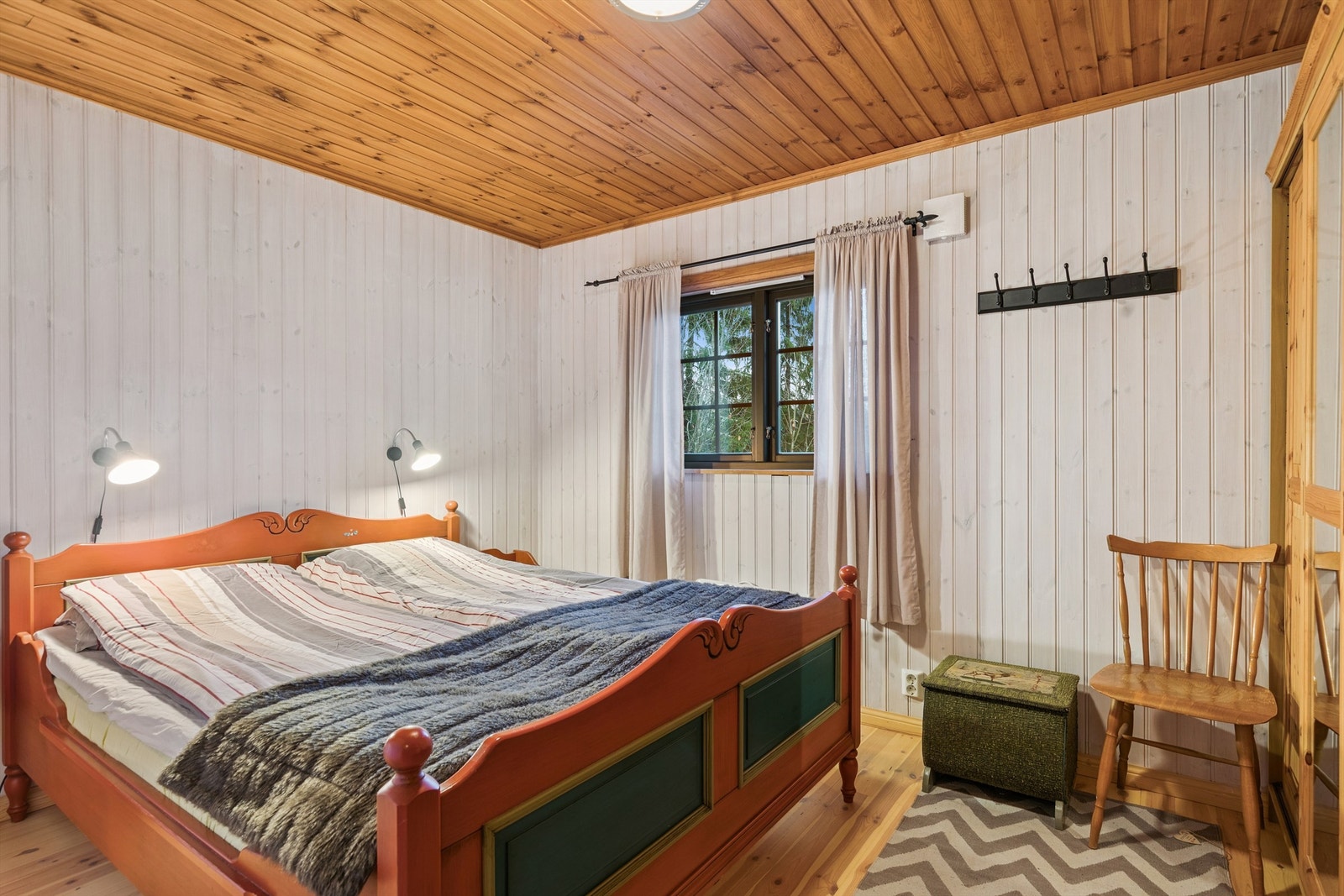 Hovedsoverommet i første etasje har plass til dobbeltseng. Galleribilde