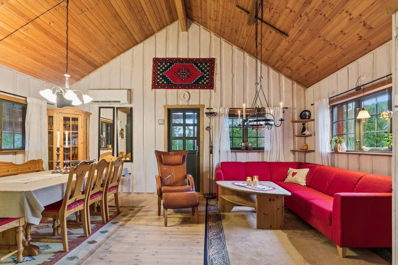 Stuen og spisestuen er et åpent og sosialt rom med god takhøyde. Galleribilde