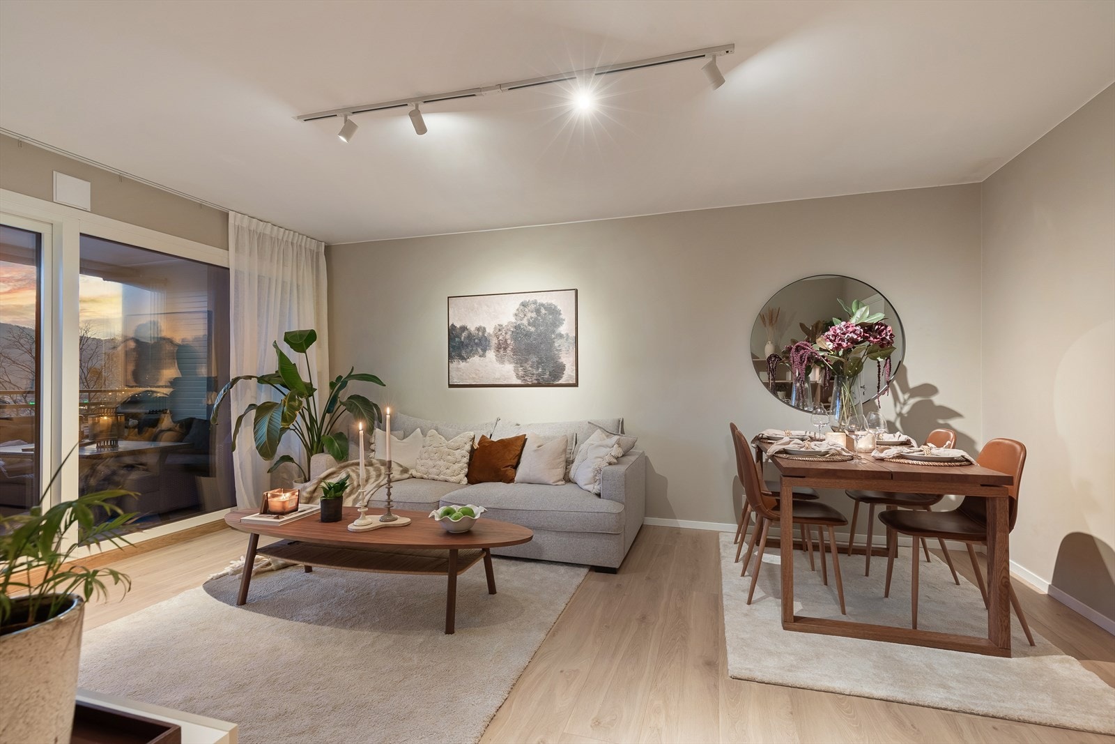 Stuen har plass for både sofa og spisegruppe Galleribilde