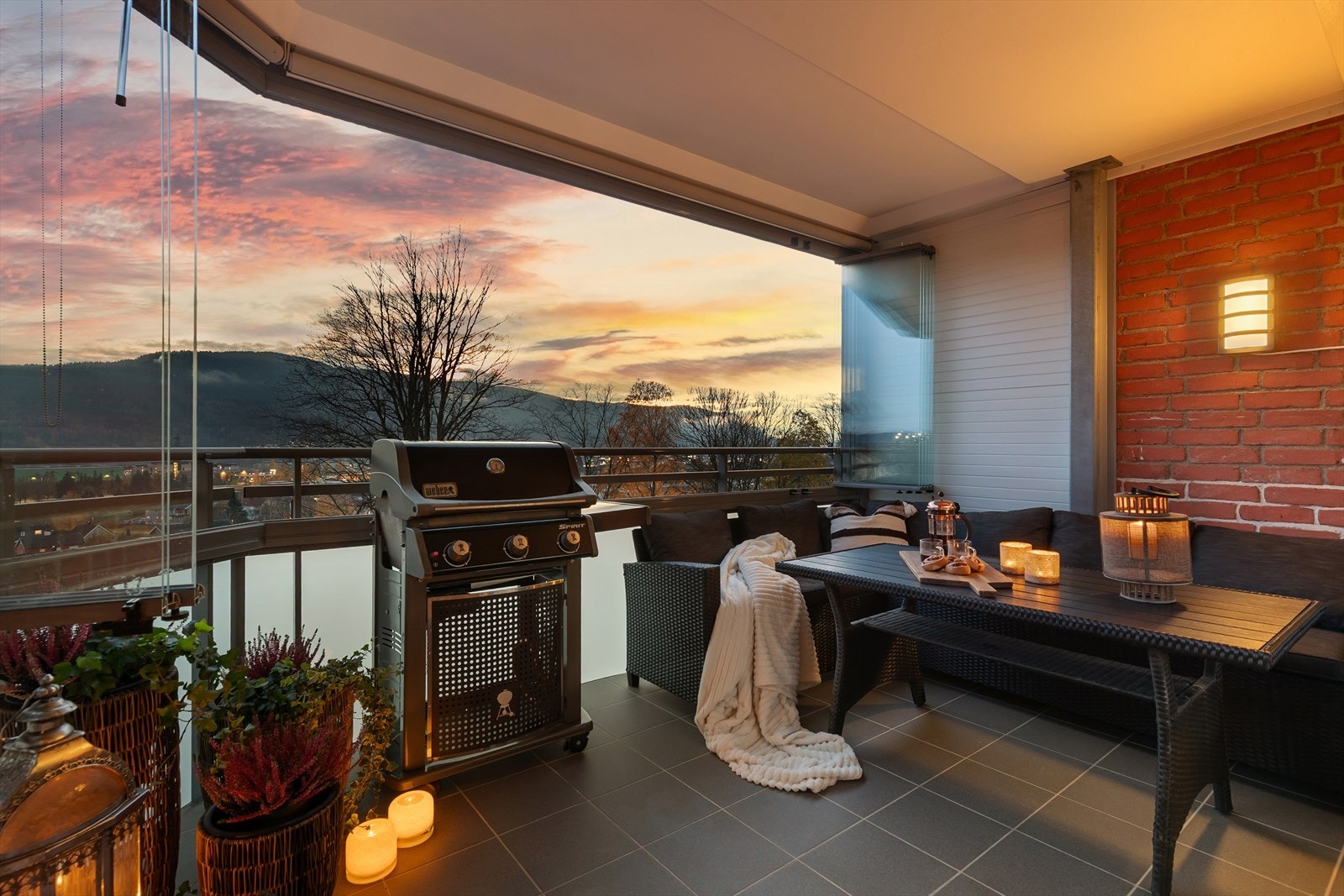 Leiligheten har en nydelig innglasset balkong med gode sol- og utsiktsforhold Galleribilde