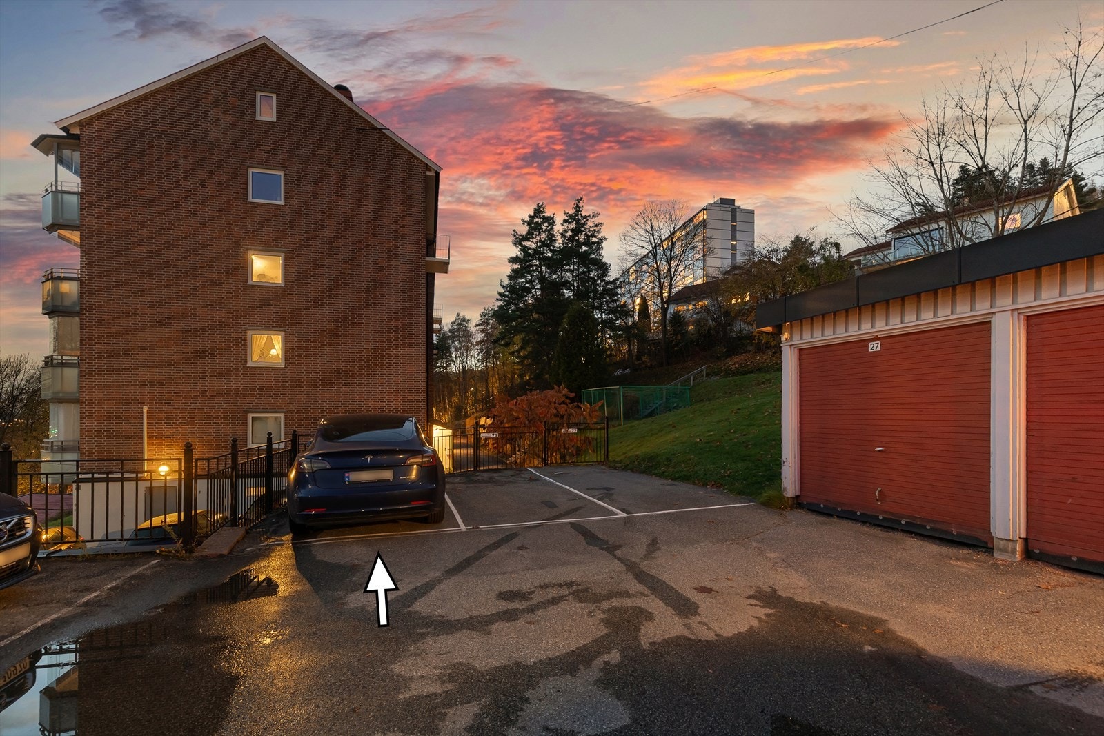 Borettslaget har biloppstillingsplasser som tildeles beborne, samt lademulighet på fellesområder. Mulighet for å sette seg på venteliste til garasje. Galleribilde