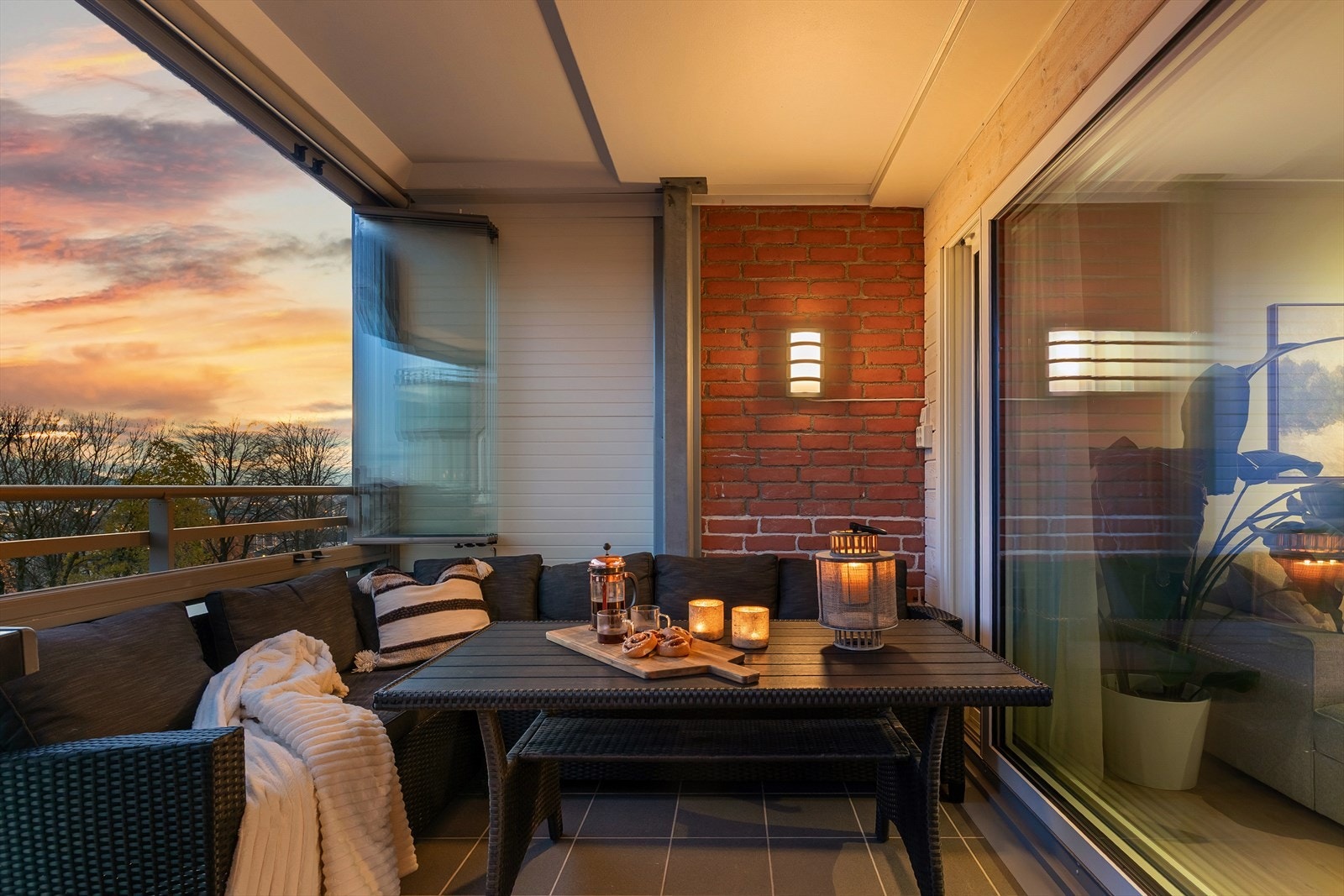 Her sitter man usjenert og tilbaketrukket - innglassingen fungerer som en forlengelse av stuen store deler av året Galleribilde