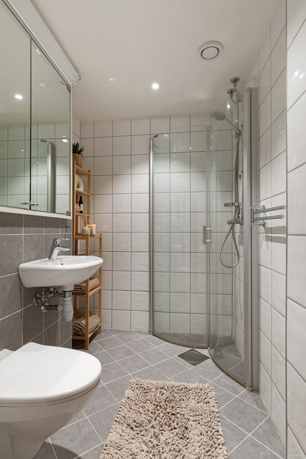 Badet har varmekabler i gulv og downlights i tak Galleribilde