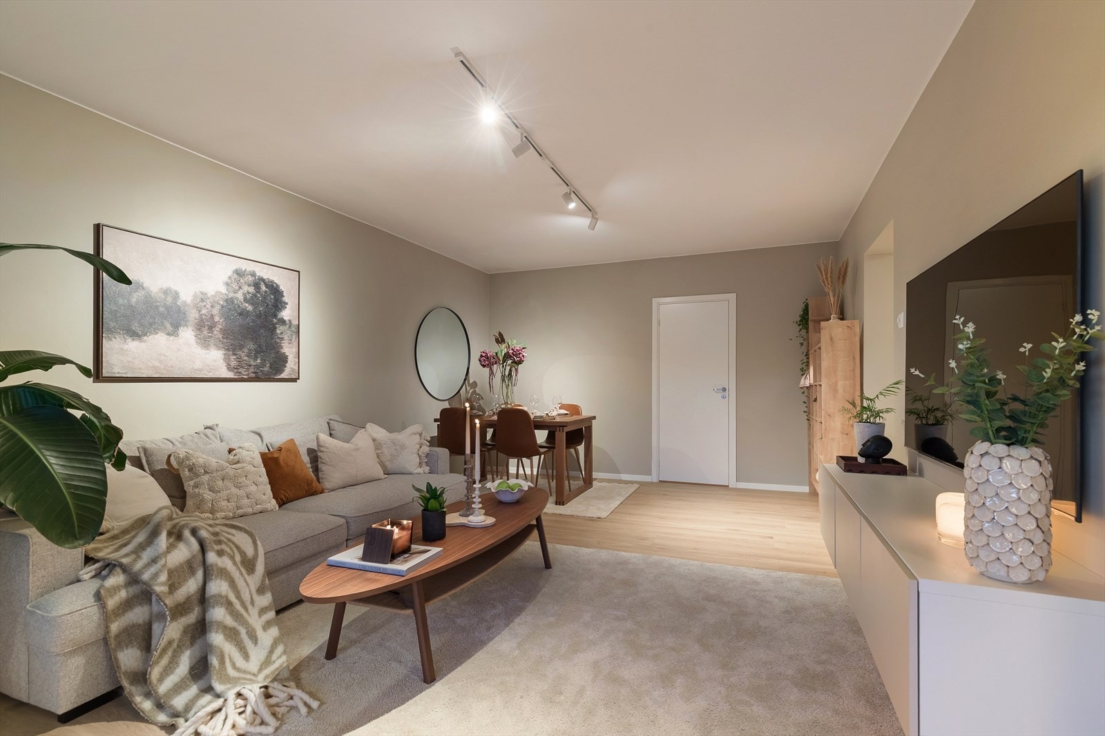 Fra hall kommer du inn til en romslig og flott stue Galleribilde