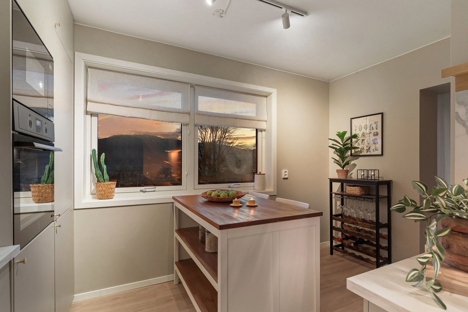 Integrerte hvitevarer medfølger - samt er det lagt opp til vaskemaskin i benk på kjøkken for å frigjøre plass på bad Galleribilde