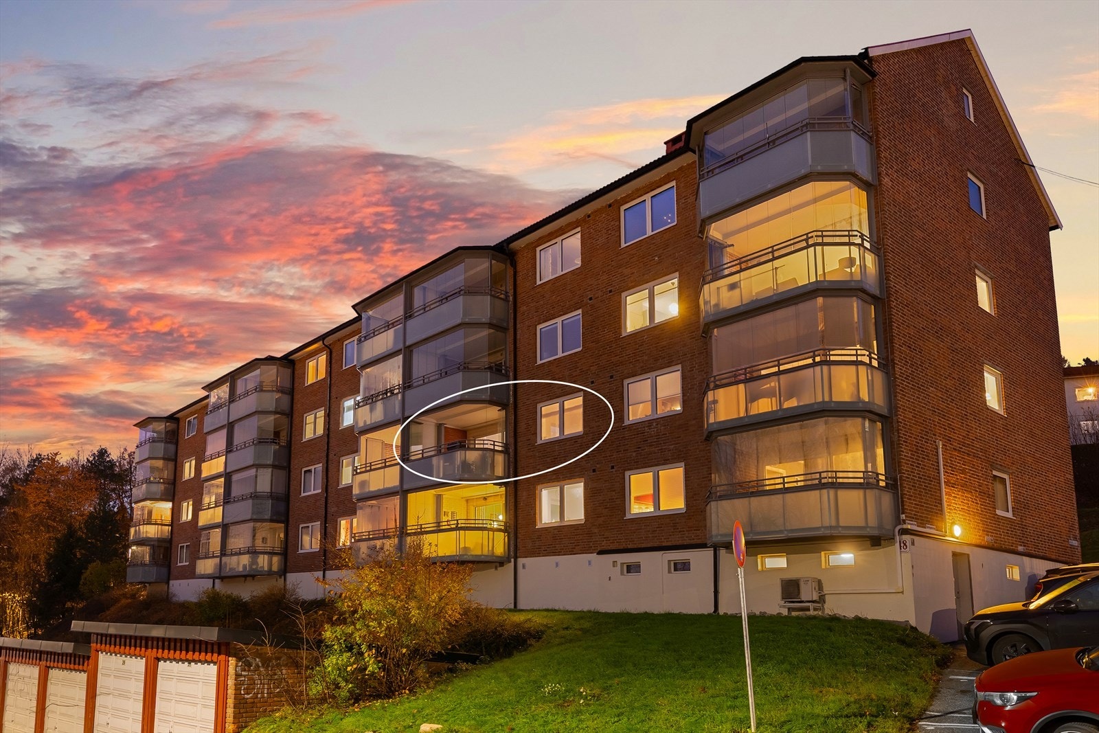 Byggets fasade med markering av leiligheten Galleribilde