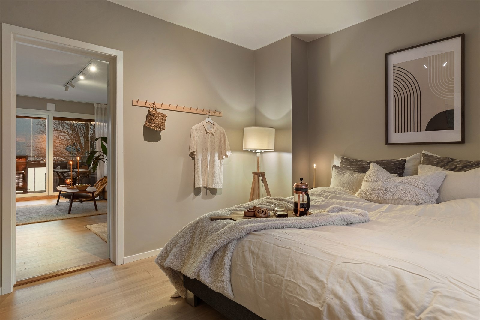 Rommene vender mot rolig bakgård Galleribilde