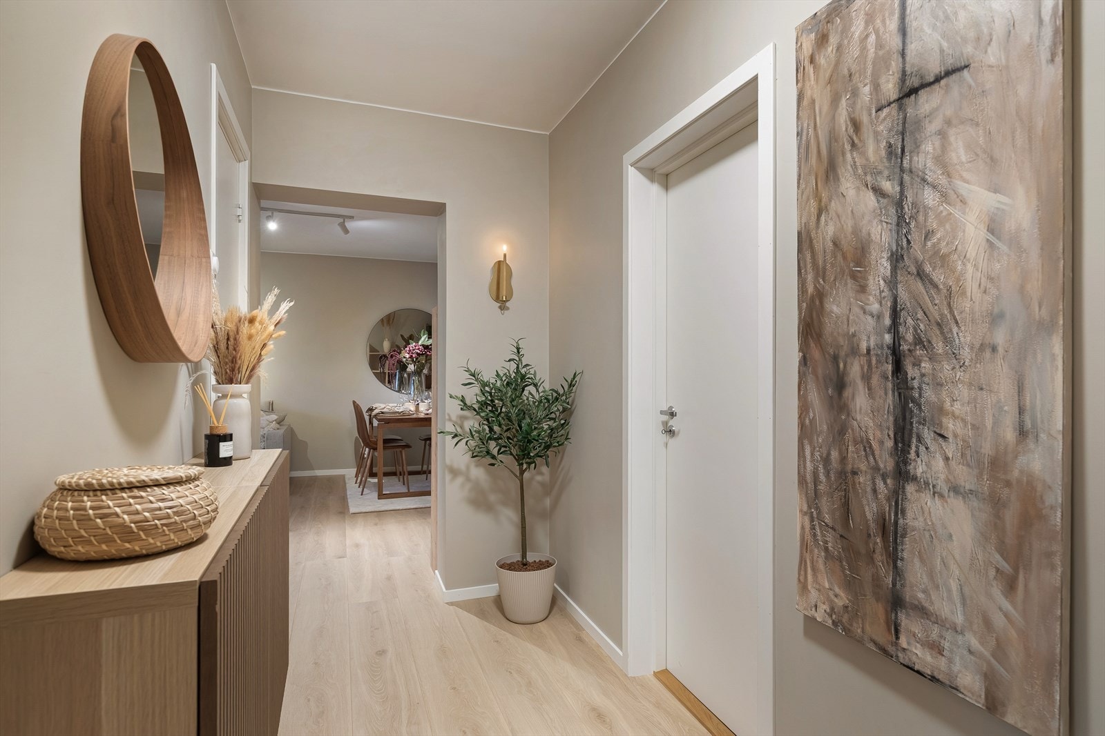 Alle veggflater i oppholdsrom er glatte med gips, samt er det nytt gulv i fin enstavs laminat Galleribilde