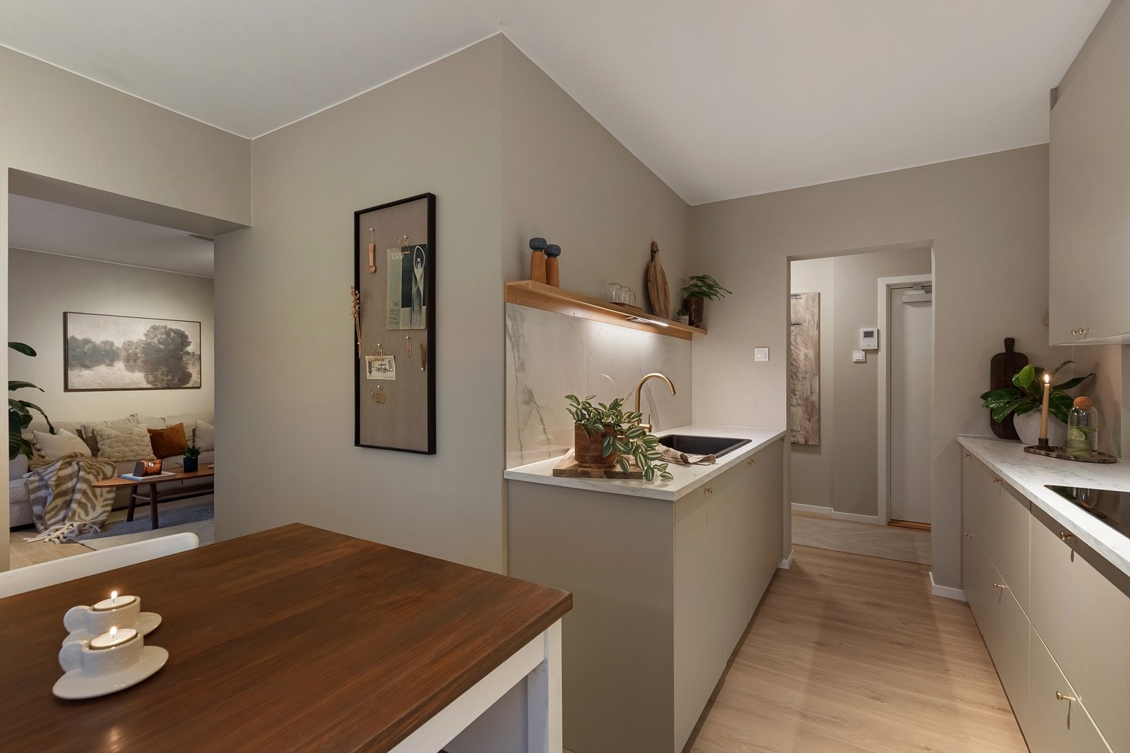 Fra stuen kommer man inn til en nytt og meget delikat kjøkken Galleribilde