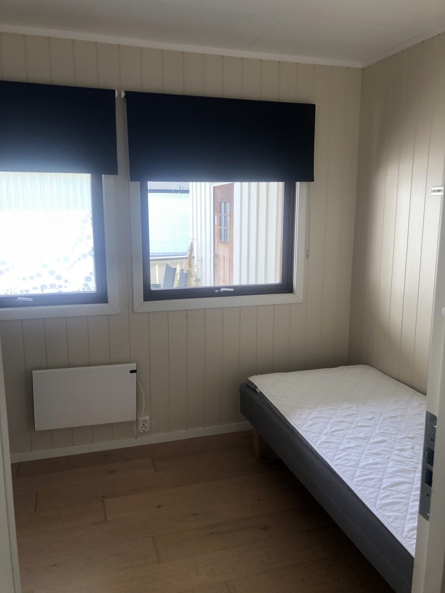 Rom med seng, skrivebord, skap Galleribilde