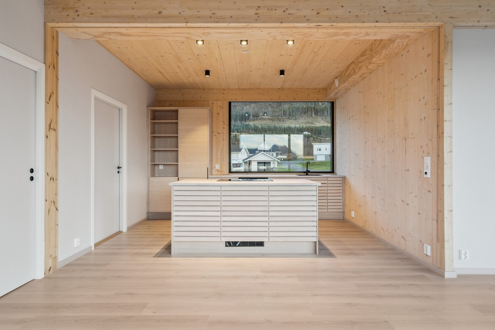 Kjøkkenet er fra Sigdal og har innredning med profilerte fronter Galleribilde