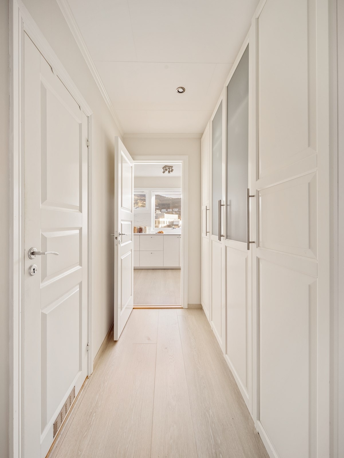 Lys entré med god garderobeplass for yttertøy og sko. Galleribilde