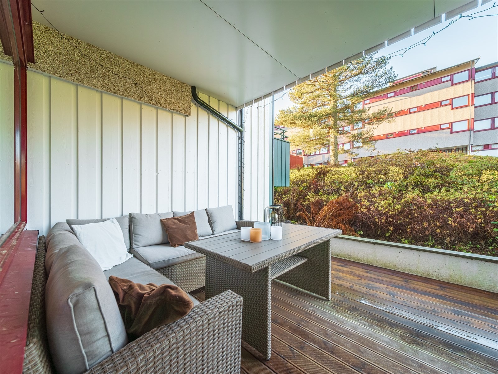 Flott solrik og overbygget terrasse med utgang fra stue. Galleribilde