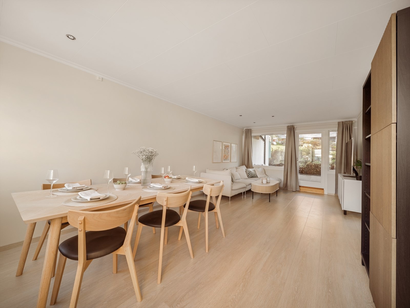 Her er det god plass til stort spisebord der en kan dekke til mange gjester. Galleribilde