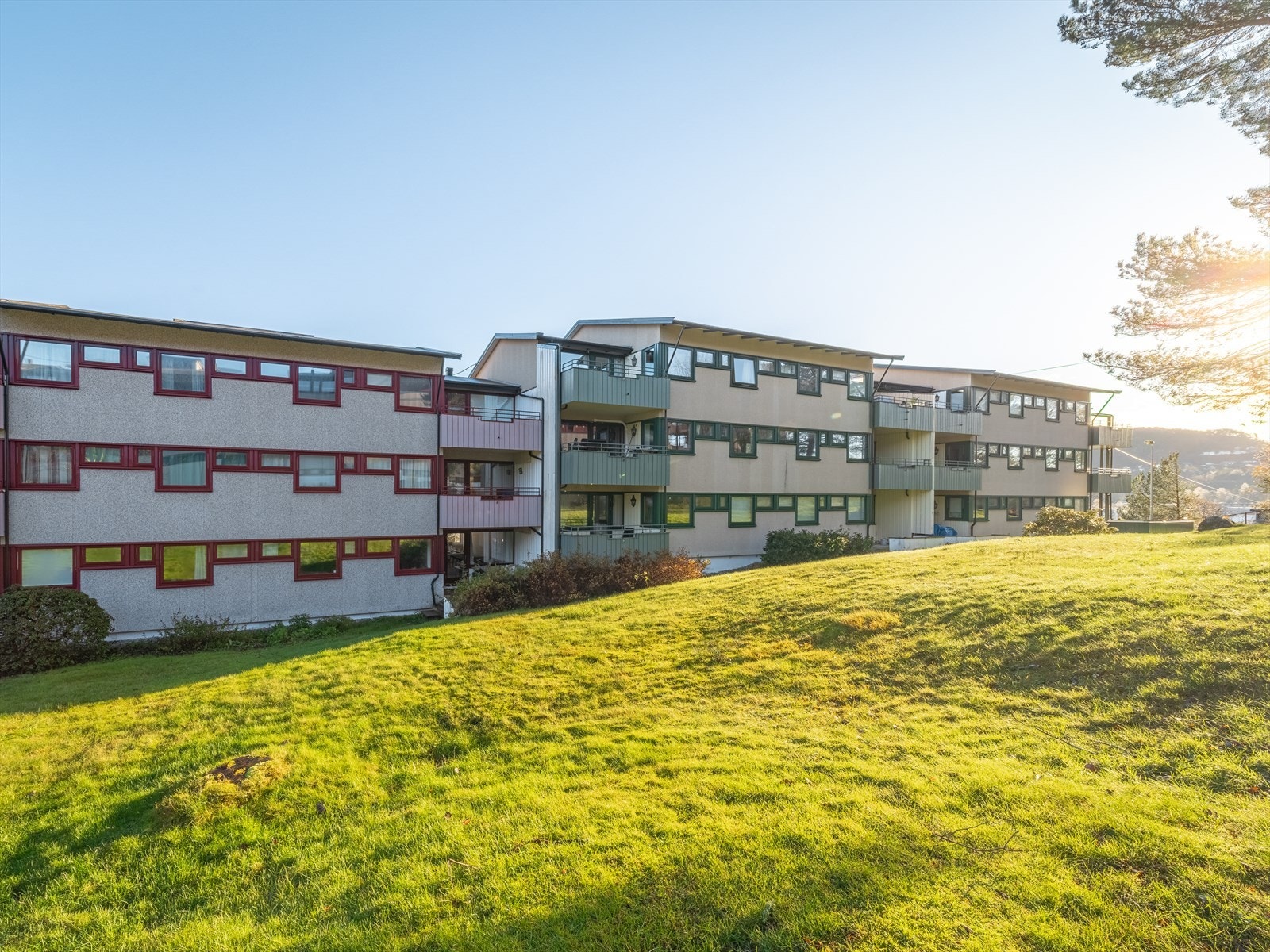 Store fellesarealer i borettslaget med fine grøntareal, lekeplasser, benker og parkeringsareal. Galleribilde