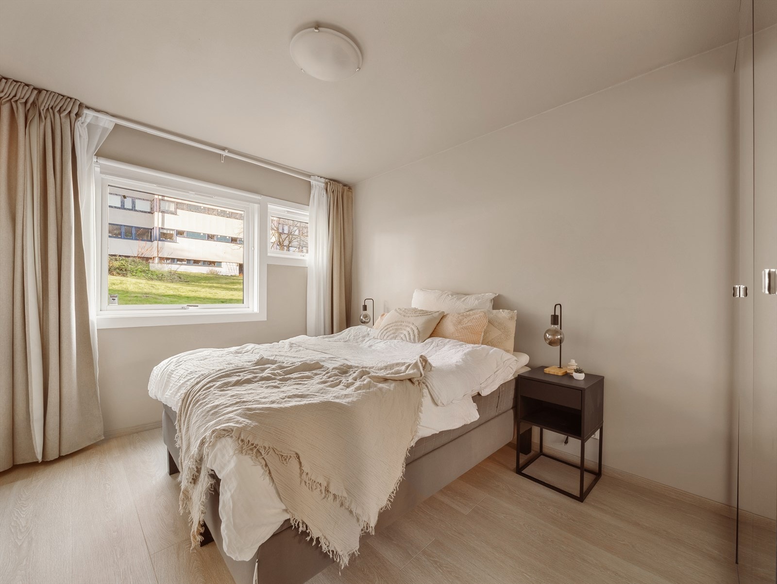 Romslig hovedsoverom med god plass til å innrede med dobbeltseng og nattbord. Galleribilde