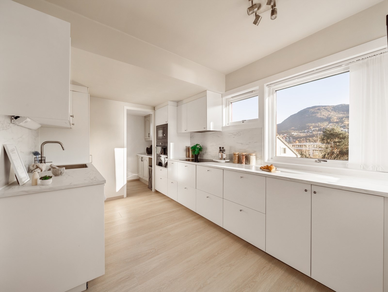 Flott kjøkken som er oppgradert med med ny kjøkkeninnredning fra IKEA med alle hvitevarer integrert. Galleribilde