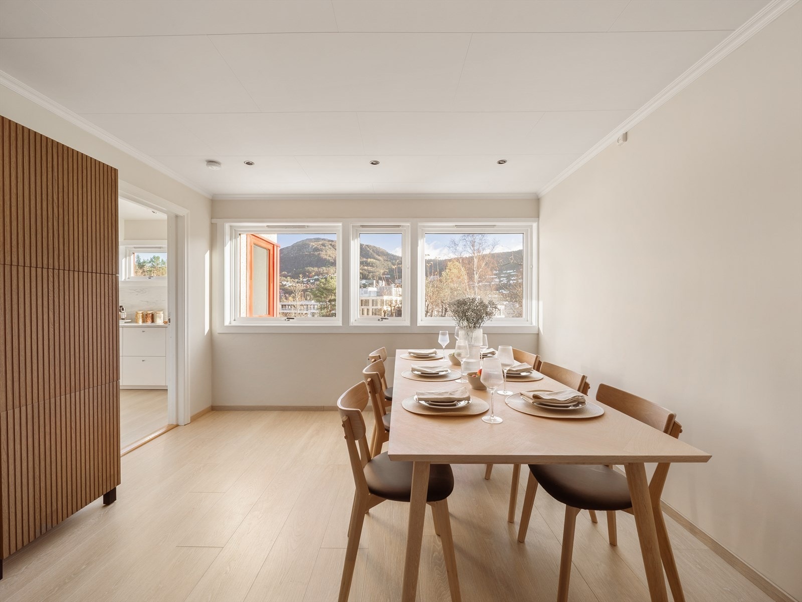 Romslig og ly stue med god plass til å innrede med sofagruppe og spisebord. Galleribilde