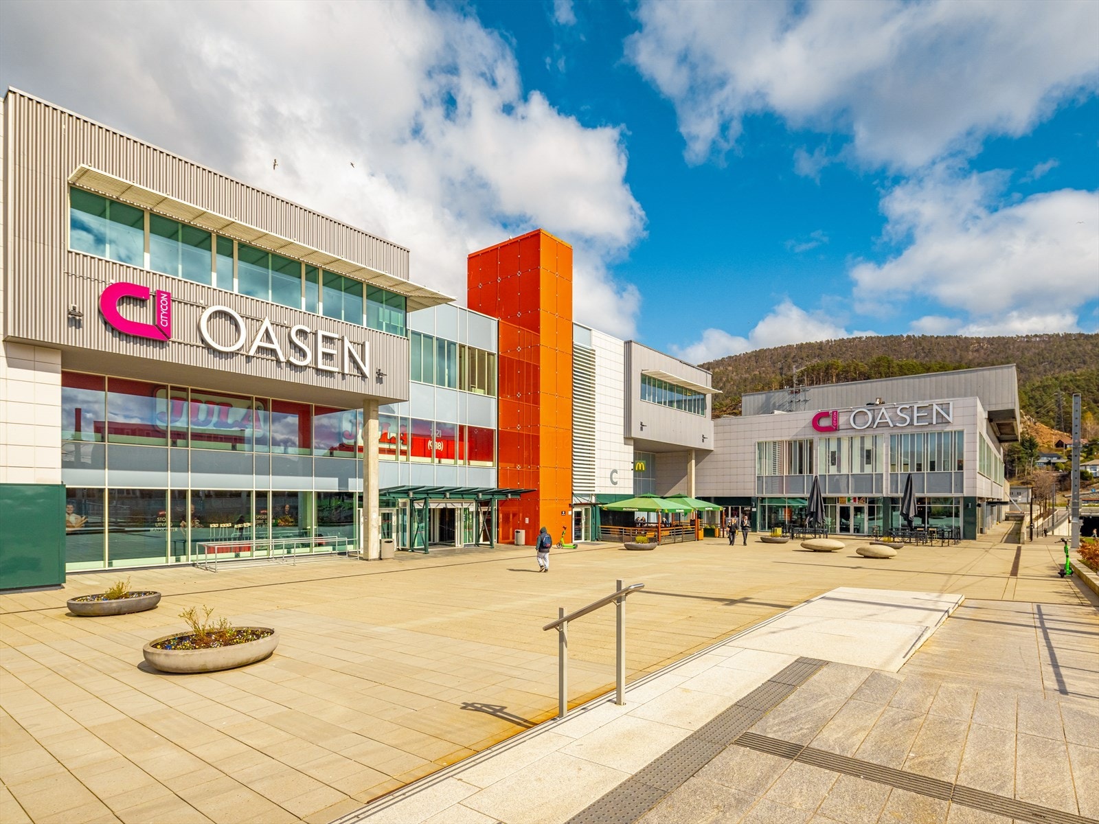 Kort gangavstand ned til Oasen med både bybanestopp, bussterminal og mange butikker, restauranter og de fleste servicetilbud. Galleribilde