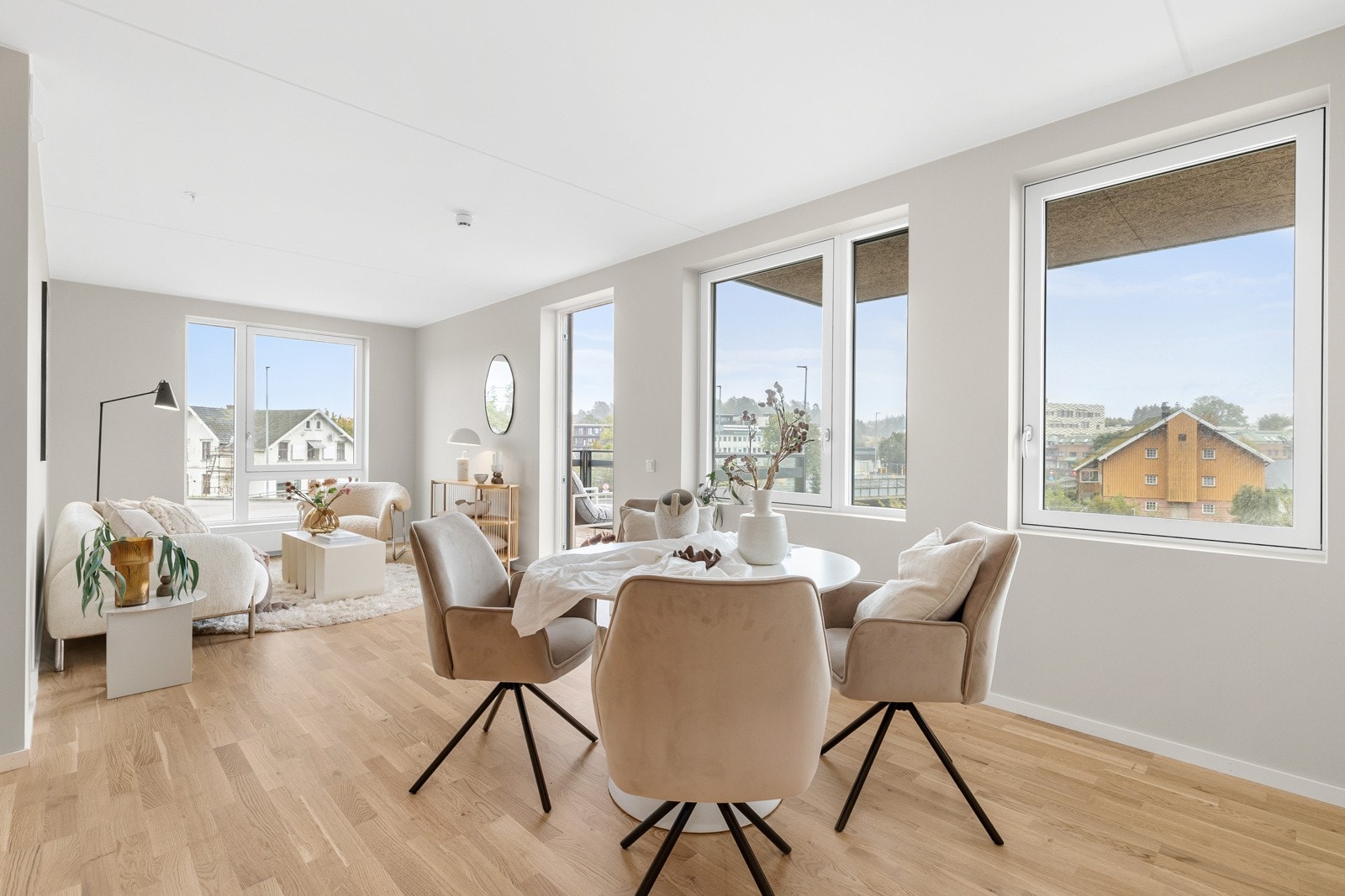 Leiligheten har blant annet 3 soverom, 2 bad samt 2 boder. Galleribilde