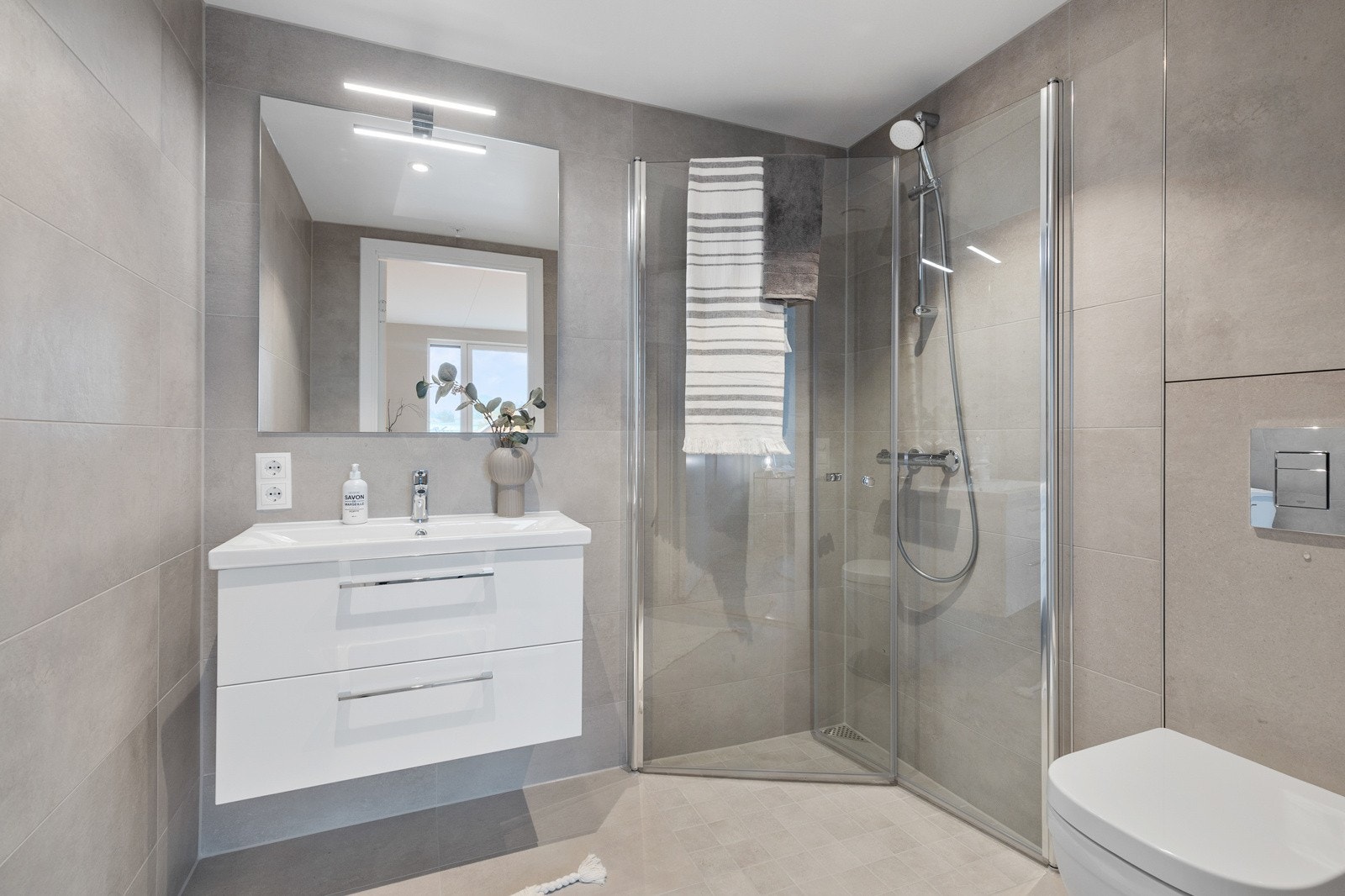 Badet tilhørende hovedsoverommet er av god størrelse. Galleribilde