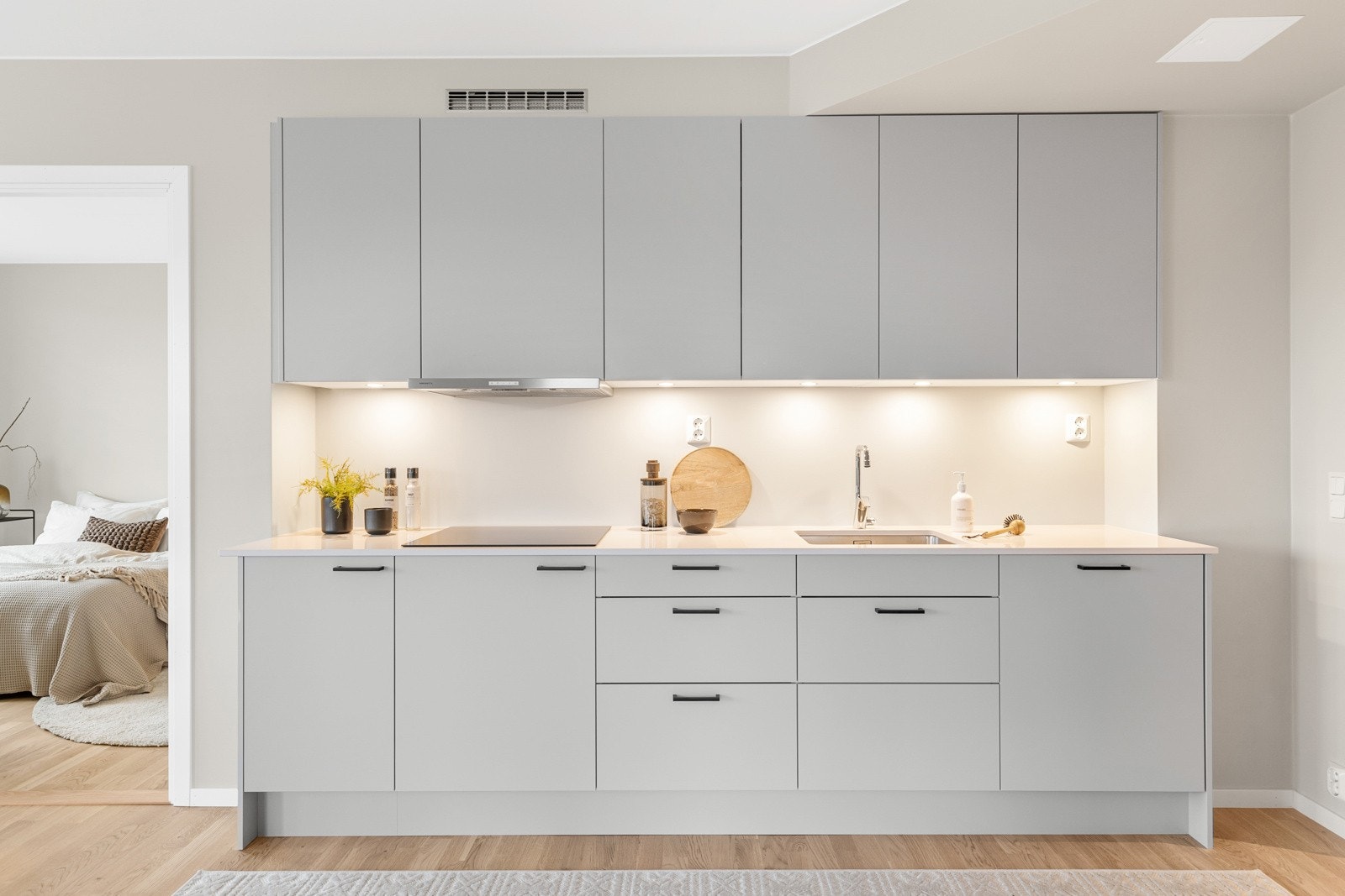 Kjøkkenet er utstyrt med integrerte hvitevarer som induksjonsplatetopp, stekeovn, oppvaskmaskin og kombiskap. Galleribilde