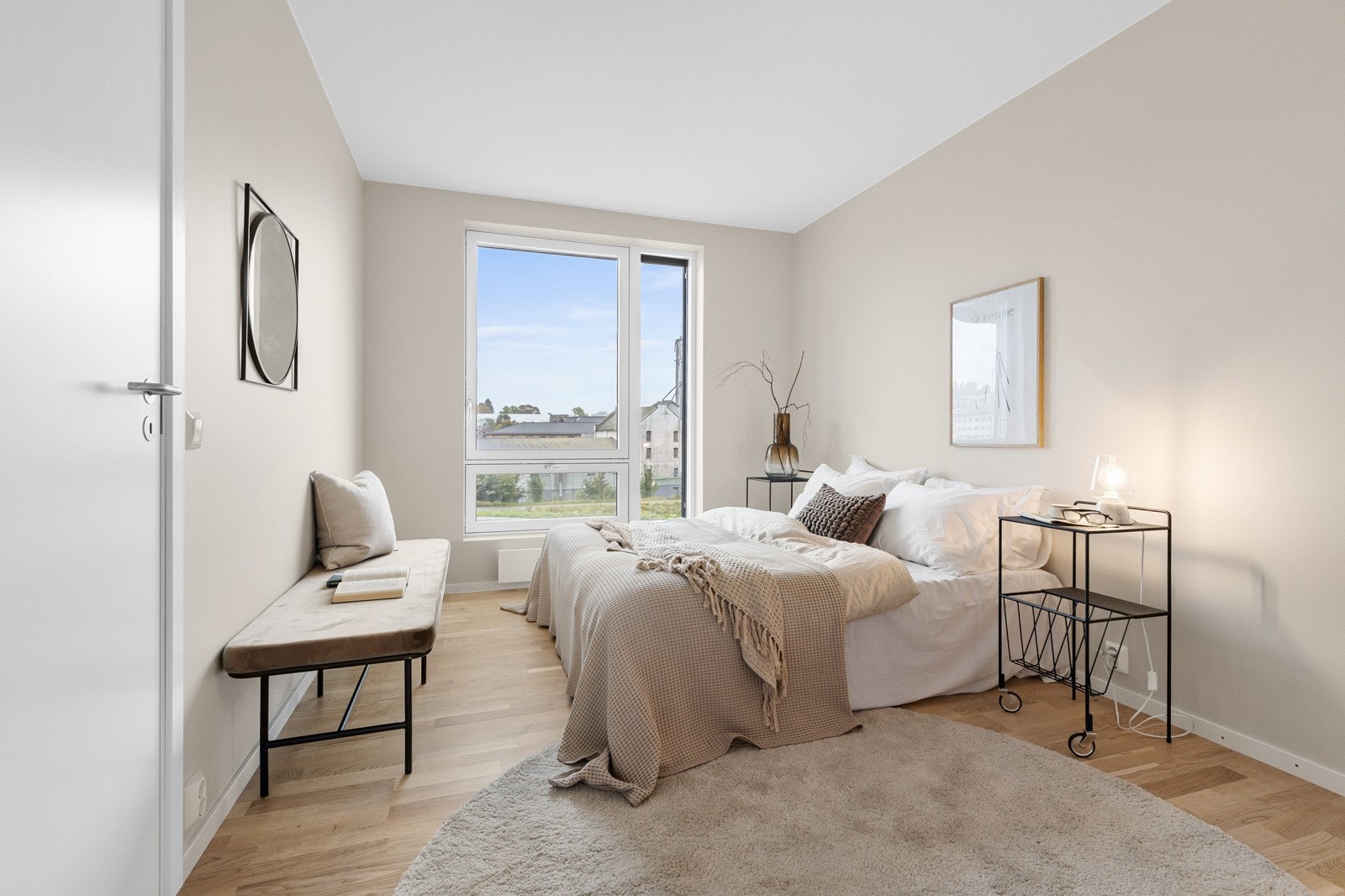 Hovedsoverommet har plass til dobbeltseng, garderobe samt andre møblement. Galleribilde