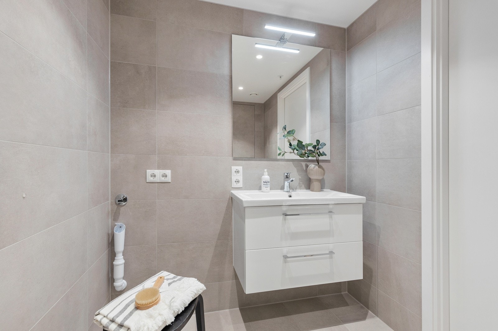 Her er det opplegg for vaskemaskin og varmekabler. Galleribilde