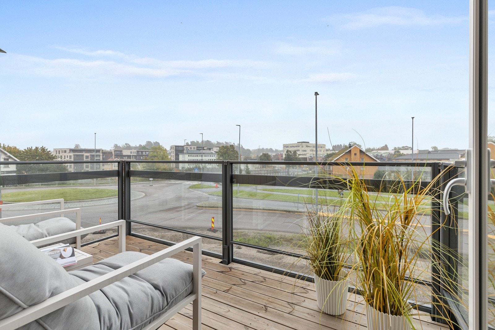 Bildene er hentet fra en lik leilighet i etasjen under som er solgt. Hev/senk rekkverk på balkongen. Galleribilde