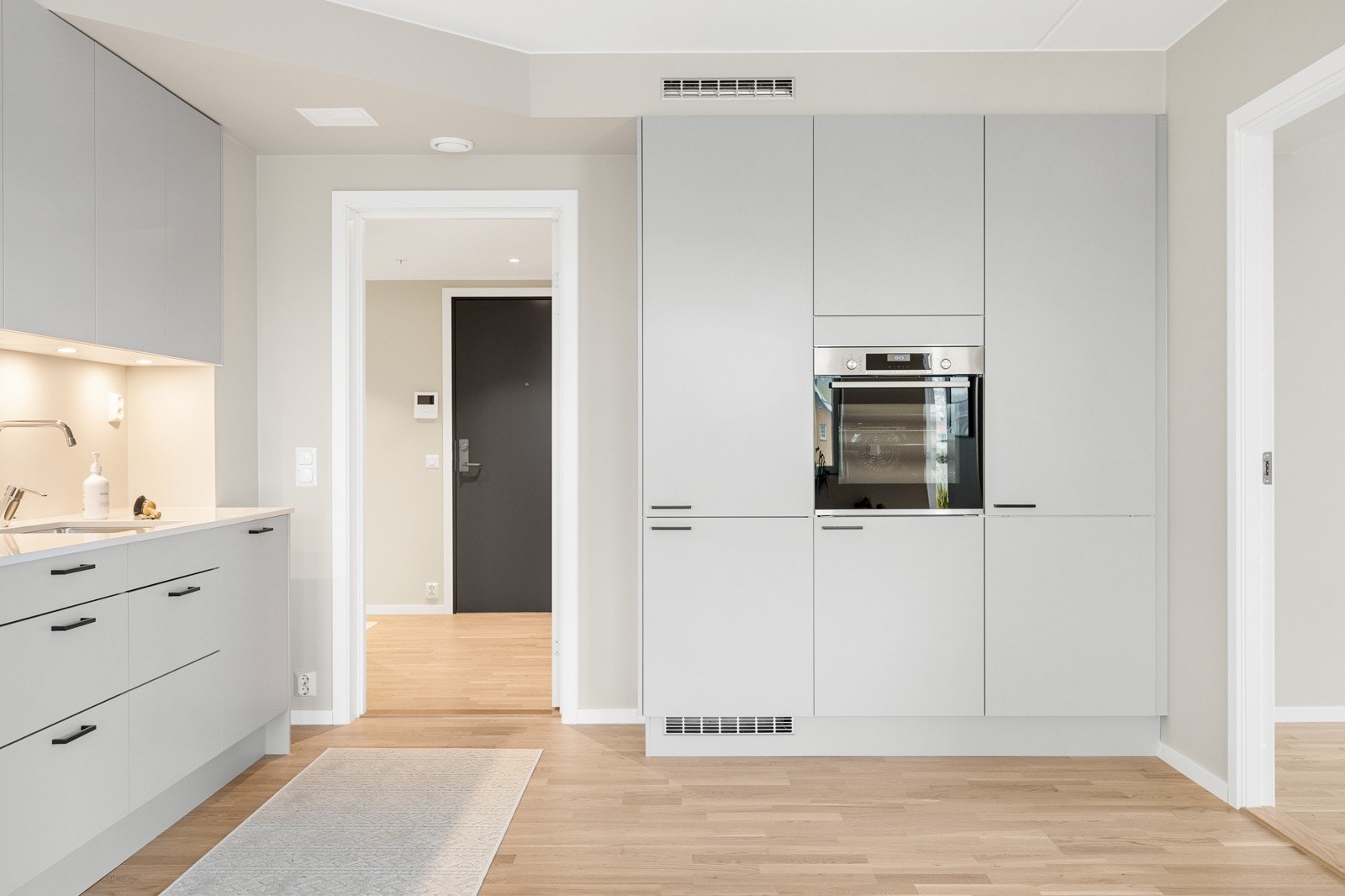 Kjøkkenet er fra Sigdal og har en lys og moderne innredning samt benkeplate fra silestone. Galleribilde